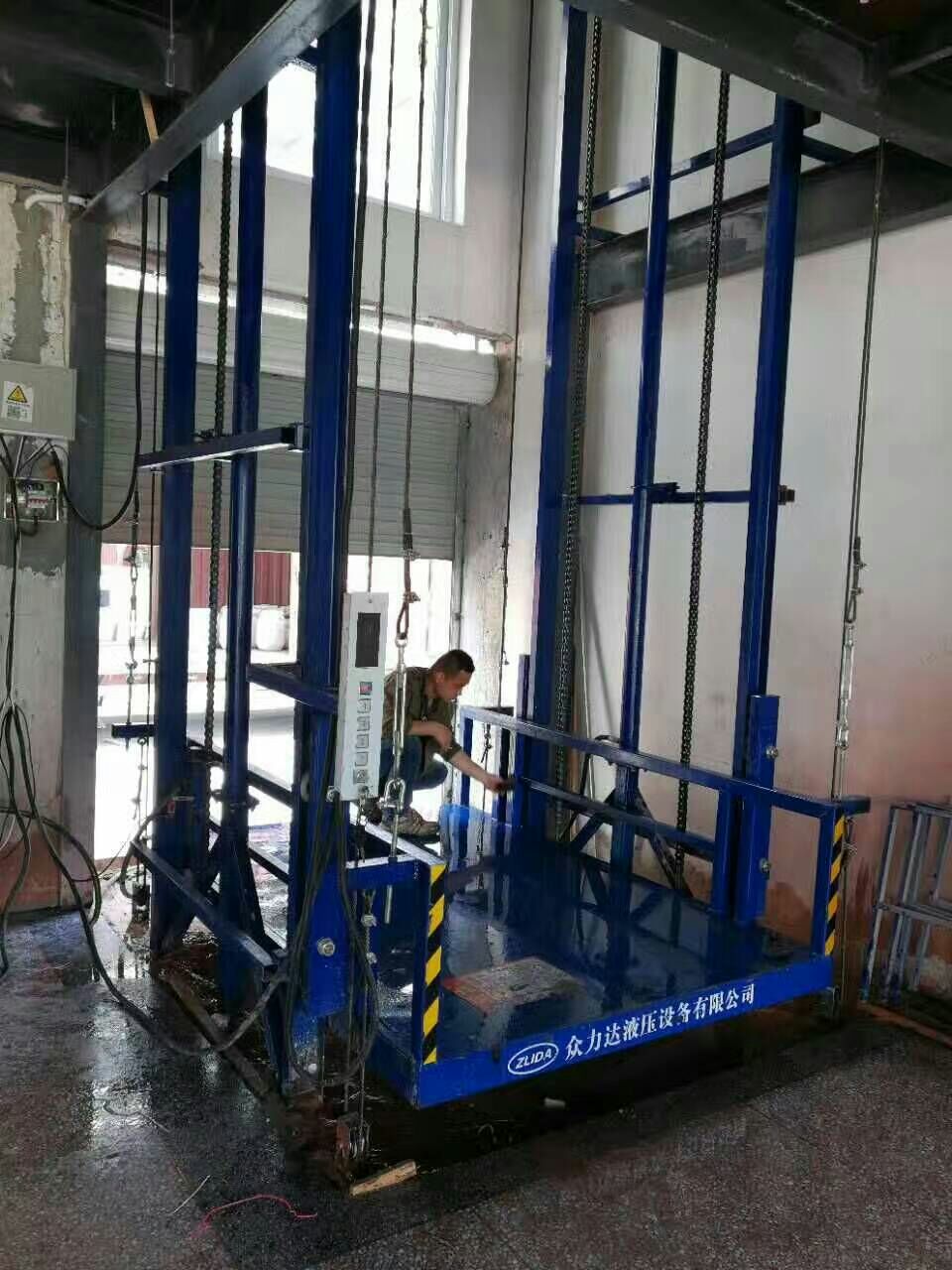 液壓貨梯